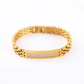 Detalle de una pulsera dorada tipo reloj con doble fila de circonitas cúbicas pavimentadas - Dorado