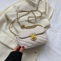 Sac bandoulière matelassé crème avec chaîne dorée et fermoir rotatif en métal doré - Blanc