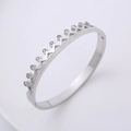 Elegante bracciale rigido a corona d'argento con zirconi cubici su sfondo bianco - Color Acciaio