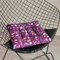 Detailansicht eines dunkelvioletten Blumen-Sitzkissens mit Neun-Loch-Steppung - 40x40cm / Purpurrote Kamelie