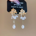Detail of floral earrings featuring gold flowers and elegant hanging white pearls - S925 Silver Needle Flower Pearl Style / Gold/White