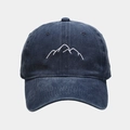Detailaufnahme der Bergstickerei auf einer gewaschenen Vintage-Baseballkappe in Navy - Verstellbar / Marineblau