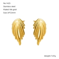 Vista macro de pendientes de pluma en acero inoxidable con baño de oro de 18 quilates - Oro de 18K