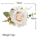Crèmeweiße Rosen-Boutonniere mit goldenen Akzenten und grünen Blättern für die Hochzeit - Handgelenk-Corsage / Hell Champagner