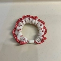 Dettaglio dell'elastico per capelli in pizzo a quadri rossi con simpatica stampa orso - Orso a Scacchi Bianco e Rosso