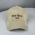 Detailansicht der beigen Baseballkappe mit New York 1976 Stickerei und Distressed-Effekten - Einheitsgröße (58-60cm) / Beige