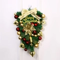 Nahaufnahme eines festlichen Weihnachts-Tropfenkranzes mit goldener Schleife und Schild - Leinenschleife Stil C