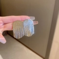 Dettaglio di orecchini a frangia geometrici in argento con catene metalliche fluide - Nappa ad Arco Argento (34# Perno Argento)