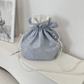 Dettaglio borsa a secchiello azzurra con stelle d'argento e tracolla di perle bianche - Blu Grigio