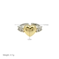 Vista detallada del anillo corazón dorado con medidas 21mm x 12mm y peso de 4,1g - Abierto Ajustable / Estilo D Corazón (Dos Tonos)
