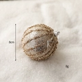 Pallina di Natale dorata da 8cm con strisce glitterate a spirale su sfondo innevato - Sfera con Strass Dorati