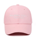 Detail der rosa Baumwoll-Baseballkappe mit weißer Bestickung Nothing Is Real - Rosa