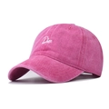 Dettaglio della trama in cotone lavato e del ricamo Disco bianco sul cappellino rosa rosa - Disco Rosa Rosso