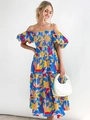 Dettaglio dell'abito floreale a spalle scoperte con maniche a sbuffo e gonna a balze - Blu con fiori rossi e gialli