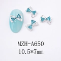 Détail de bijoux d'ongles nœuds argentés avec strass bleu turquoise mesurant 10,5x7mm - Style Nœud Papillon (A650)