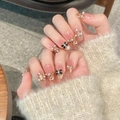 Unghie finte a mandorla fatte a mano con base rosa, glitter oro, perle e fiocchi - XS / Ovale medio-lungo