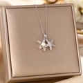 Collana con ciondolo a stella marina con perla e strass su una scatola di gioielli - Argento