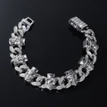 Bracciale cubano punk argento con teschi e strass luccicanti su sfondo nero - Argento