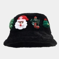 Gros plan détaillé des écussons de Noël sur la texture douce du bob en peluche noire - Taille unique / Noir