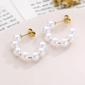 Eleganti orecchini a cerchio a C placcati oro 18K con perle bianche su sfondo artistico - Stile Orecchini a Cerchio a C con Perle Multiple (KE106210-WGJD)