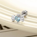 Silberner Ohrstecker in Bonbonform mit hellblauem Zirkon und kleinen Flügeldetails - Hellblaues Meeres-Süßigkeit-Stil (A751) / Einzelstück