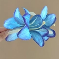 Elegante pinza para el pelo de lirio púrpura con pétalos degradados y base transparente - Pinza de Pelo de Tres Flores Azul (1#)