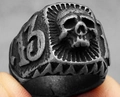 Retro-Gothic-Totenkopfring mit Gravur der Glückszahl 13 in Vintage-Silberoptik - US 7 / Stil 2 (Totenkopf mit Seitlicher 13)