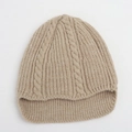 Detail der Zopfstrickstruktur und des Rippsaums der beigefarbenen Kinder-Wintermütze - Khaki