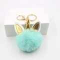 Vista detallada del llavero de unicornio de peluche verde menta con cuerno dorado y metal - Verde Menta