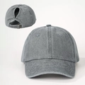 Casquette de baseball queue-de-cheval en denim gris délavé avec boucle en métal rétro - Réglable / Gris Lavé
