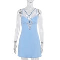 Dettaglio vestito azzurro con spalline sottili e pizzo bianco su manichino trasparente - S / Blu