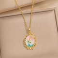 Collana vintage francese in oro con pendente ovale floreale e dettaglio farfalla - Farfalla Ovale - Rosa (A3 Rosa)