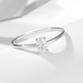 Anello minimalista in argento sterling con zircone ovale in uno spazio bianco geometrico - US 5 / Bianco