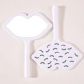 Set mit zwei weißen Handspiegeln in Lippenform mit minimalistischem Wimpernmuster - 12*16cm / Weiß (Wimpernmuster)