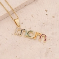 Collana con ciondolo Mom in oro 18K e zirconi colorati su pietra beige naturale - Stile mom Lettera Zirconia Colorata (1#)