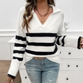 Maglione in maglia da donna con scollo a V a righe bianche e nere e vestibilità morbida - Taglia S / Bianco