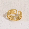 Goldener Evil Eye Ring mit funkelnden Zirkonia auf weißem Marmorhintergrund - 14K Gold Böser Blick Stil (JZ0245)