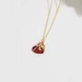 Minimalistische goldene Halskette mit rotem Herzanhänger und Schleifen-Design - Rotes Schleifenherz