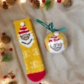 Gelbe Korallenvlies Weihnachtssocken mit Rentier in festlicher Geschenkball Verpackung - Ohne Kugelverpackung / Gelber Weihnachtsmann