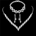 Dettaglio di un set di gioielli in strass argento con collana, orecchini e bracciale coordinati - Set 731+782 da 3 Pezzi (Collana + Bracciale + Orecchini) / Argento