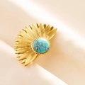 Nahaufnahme goldener Sonnenstrahl-Ohrring mit Türkis auf beigem Stoffhintergrund - Gold Hellblau Stil (J545-G-LB)
