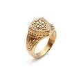 Anillo de escudo dorado vintage con blasón de cruz medieval y relieves estilo caballero - US 7 / Dorado