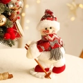 Pupazzo di neve natalizio in peluche con berretto rosso e bastoncini da sci in legno - Ornamento di Pupazzo di Neve Sugli Sci