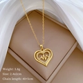 Detail der vergoldeten Herzschlag-Halskette mit Strasssteinen in einer edlen Schmuckbox - Gold Herz EKG Stil