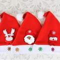 Bonnets de Noël rouges pour enfants avec appliques 3D renne, Père Noël et bonhomme de neige - Enfant - Appliqué en Tissu Brossé - Style Aléatoire