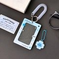 Blauer Acryl-Fotokartenhalter mit Kleeblatt-Glitzer und Wolkenanhänger auf dunklem Tisch - Blau