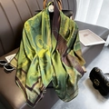 Foulard en soie vert herbe classique avec imprimé cheval rétro et bordure marron - 24209-image Principale / 110*110CM
