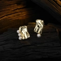 Elegantes pendientes de botón cuadrados dorados de metal rugoso con perlas blancas - Dorado