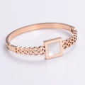 Vista de cerca de brazalete en oro rosa calado con incrustación cuadrada de nácar - Oro rosa