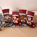 Lot de 4 grandes chaussettes de Noël à carreaux avec figurines 3D Père Noël, Bonhomme de neige - Lot de 4 grandes chaussettes à carreaux